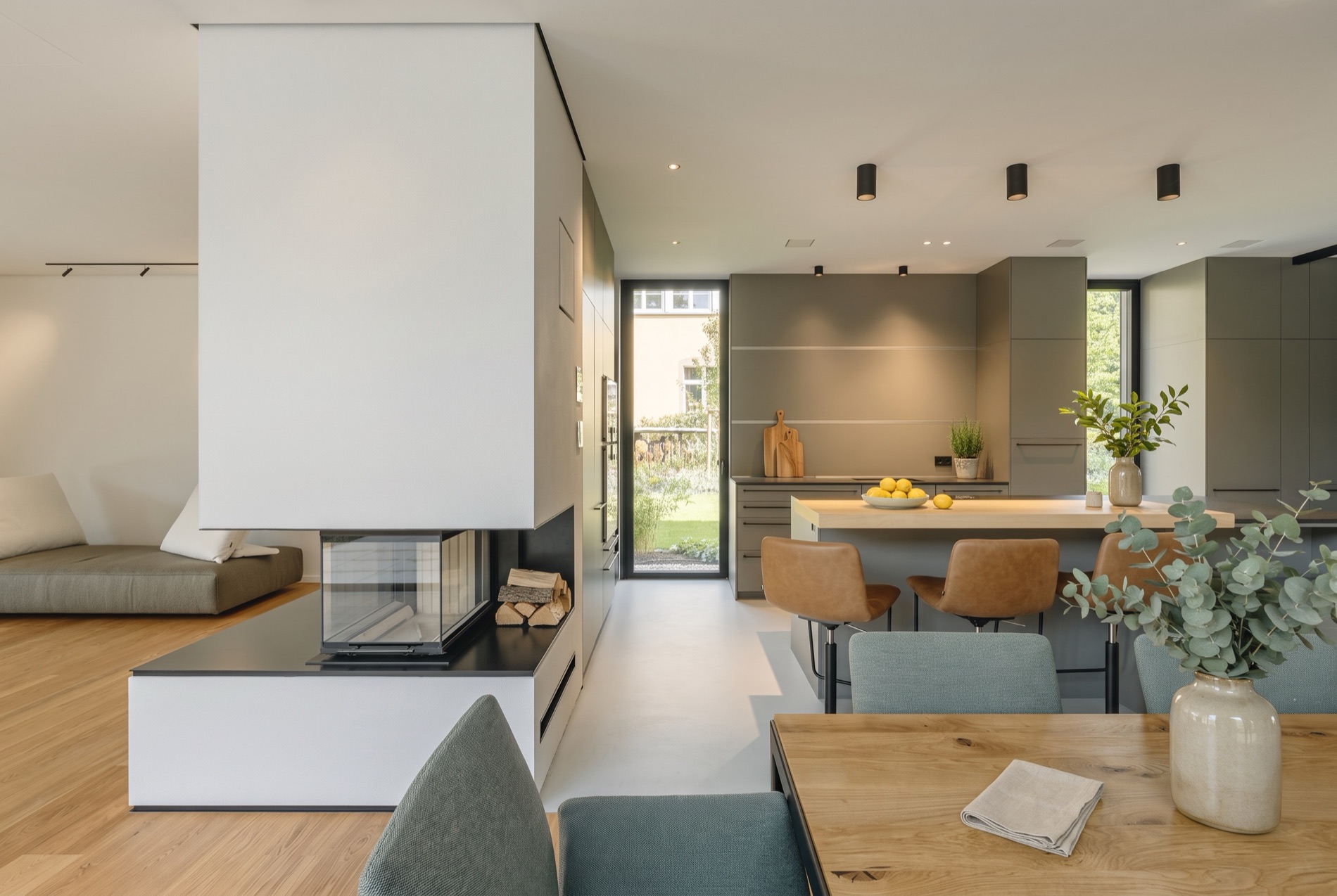Küche in Fossilgrau mit Kamin, Theke und Essplatz